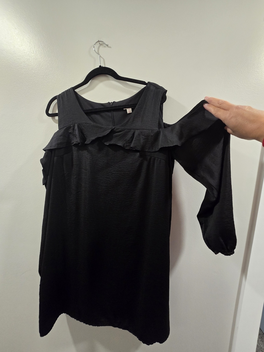 Black Cold-Shoulder Ruffle Dress with Long Sleeve Detail XL